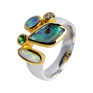 Kunstvoller Ring mit türkis-grün-blauen Boulderopalen und gelb-rosa-feuerndem Edelopal, Tsavorit und Diamant, 925er Silber, teilvergoldet, Ringgröße 56