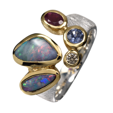 Traumhafter Ring mit unwiderstehlichen Boulder Opalen, Saphir, Rubin und Diamant, 925er Silber, teilvergoldet, Ringgröße 57