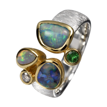 Beneidenswerter Ring mit spektakulären Edelopalen, Tsavorit und Diamant, 925er Silber, teilvergoldet, Ringgröße 59
