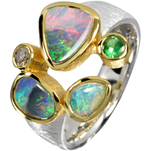 Beneidenswerter Ring mit spektakulären Opalen, Tsavorit und Diamant, 925er Silber, teilvergoldet, Ringgröße 54