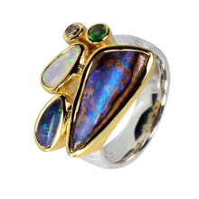 Mondäner Ring mit schimmerndem Edelopal, vielfarbigen Boulder Opalen, Tsavorit und Diamant, 925er Silber, teilvergoldet, Ringgröße 56