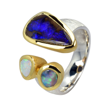 Inspirierender Ring mit tiefblau schimmerndem Boulderopal, gelb feuerndem Schwarzopal,elegantem Edelopal, 925er Silber, teilvergoldet, Ringgröße 55