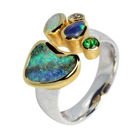 Fantasievoller Ring mit schimmerndem Edelopal, vielfarbigen Boulder Opalen, Tsavorit und Diamant, 925er Silber, teilvergoldet, Ringgröße 59