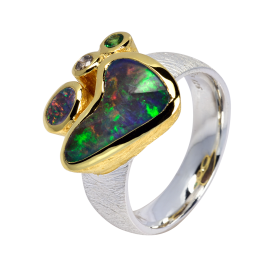 Malerischer Ring mit komplex schimmerndem Boulderopal, vielfarbigem Schwarzopal, Tsavorit und Diamant, 925er Silber, teilvergoldet, Ringgröße 57